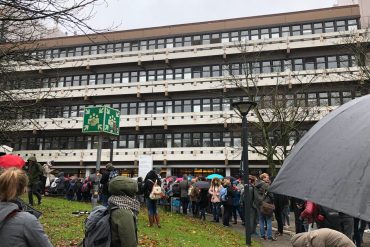 Das Emil-Figge-Gebäude der TU Dortmund wird wegen eines angeblichen Bombenfunds evakuiert.