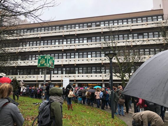Das Emil-Figge-Gebäude der TU Dortmund wird wegen eines angeblichen Bombenfunds evakuiert.
