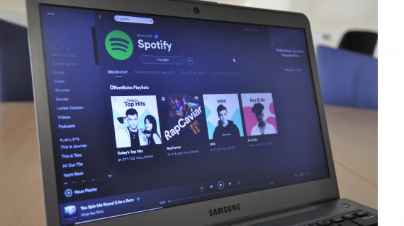 Spotify soll in Zukunft auf allen neuen Samsung-Geräten sein.