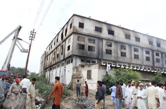 Völlig ausgebrannt: Die Fabrik von Ali Enterprises, in der bei einem Feuer 258 Menschen starben. Bild: ECCHR