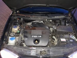 Offene Motorhaube eines Dieselfahrzeuges. Bild: Niko Wiedemann, KURT