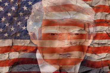 Donald Trump auf Flagge, die bröckelt