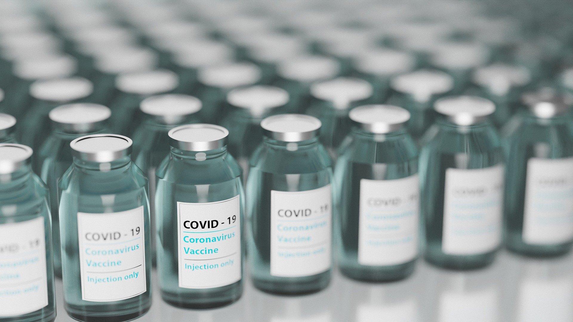 Eine Reihe Impfdosen gegen das Coronavirus