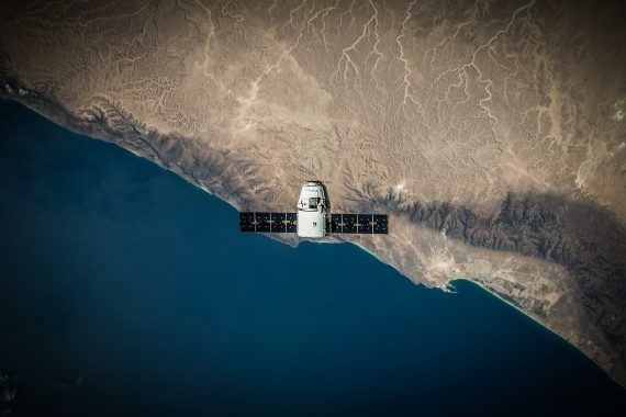 Ein Satellit des Raumfahrtunternehmens SpaceX in der Luft.