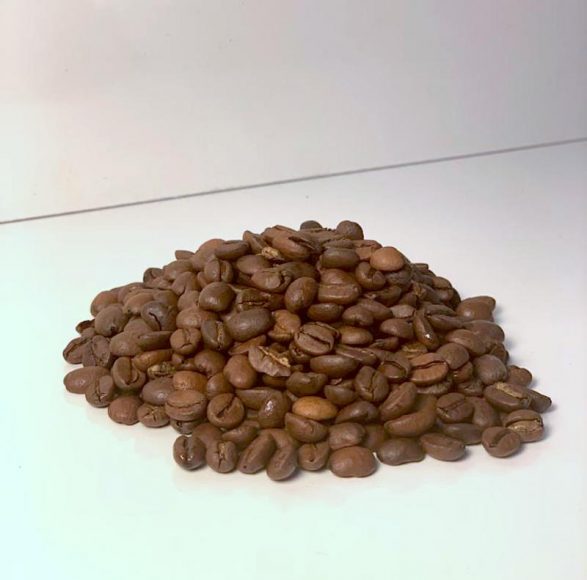 Die morgendliche Tasse Kaffee ist für viele Menschen nicht wegzudenken. Aber auch für das den braunen Muntermacher sieht die Zukunft nicht besonders rosig aus. Durch den Klimawandel schrumpfen die Anbauflächen der Pflanze. Laut einem Bericht des australischen Klimainstituts könnte sich die weltweit für den Kaffeeanbau geeignete Fläche bis 2050 um bis zu 50 Prozent verkleinern. 

Besonders bedroht sind hochwertige Kaffeesorten. Denn durch die steigenden Temperaturen könnte sich die Qualität dieser Sorten verschlechtern. Dazu sind im wichtigen Absatzmarkt Europa billige Sorten stärker nachgefragt – für die Hochwertigen könnte mitunter der Platz knapp werden. 