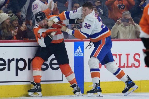 Nicolas Deslauriers (links) von den Philadelphia Flyers und Ross Johnston von den New York Islanders streiten sich während des ersten Drittels eines NHL-Eishockeyspiels am Dienstag, 29. November 2022, in Philadelphia.