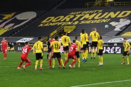 v. l. Max Kruse (1. FC Union Berlin) trifft per Freistoß den Pfosten beim Spiel Borussia Dortmund gegen 1. FC Union Berlin am 21.04. 2021.