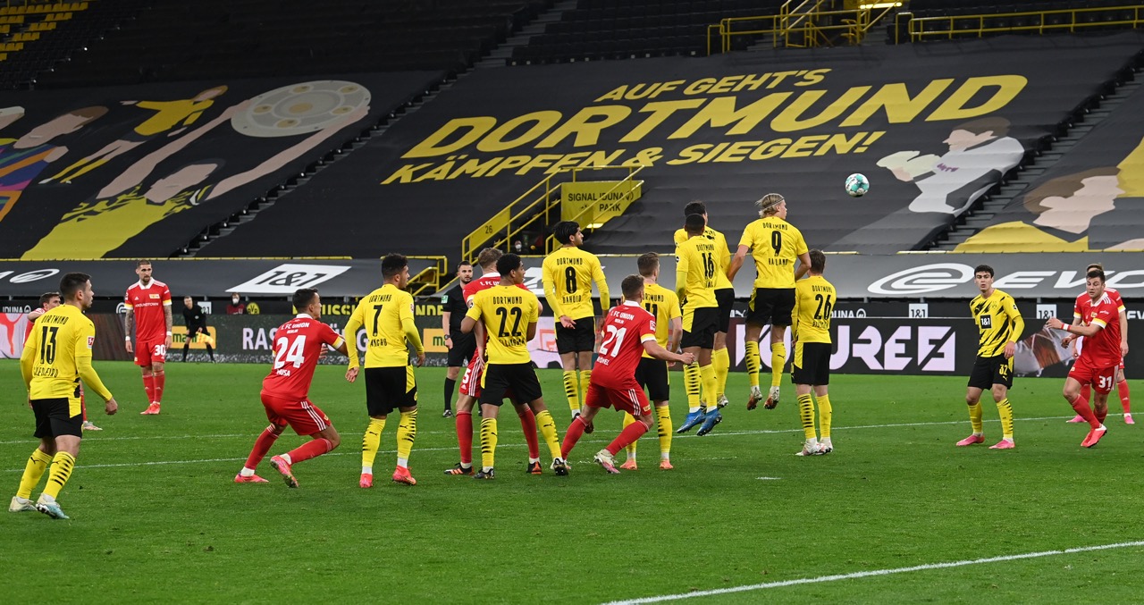 v. l. Max Kruse (1. FC Union Berlin) trifft per Freistoß den Pfosten beim Spiel Borussia Dortmund gegen 1. FC Union Berlin am 21.04. 2021.
