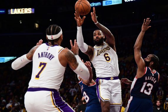 Los Angeles Lakers Stürmer LeBron James (6) spielt in der zweiten Halbzeit in der Crypto.com Arena einen Pass zu Stürmer Carmelo Anthony (7).
