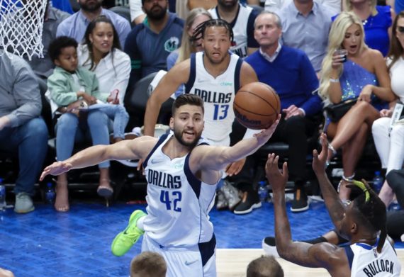 Dallas Mavericks-Stürmer Maxi Kleber (42) schnappt sich in der zweiten Halbzeit gegen die Utah Jazz in Spiel zwei der ersten Runde der NBA-Playoffs 2022 im American Airlines Center einen Rebound.