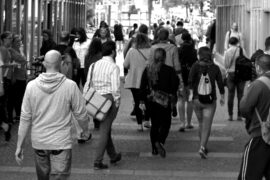 Viele Menschen laufen durch eine Straße