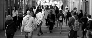 Viele Menschen laufen durch eine Straße