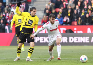 Marcel Sabitzer befindet sich im Bundesliga-Spiel gegen Köln, in einem Zweikampf.