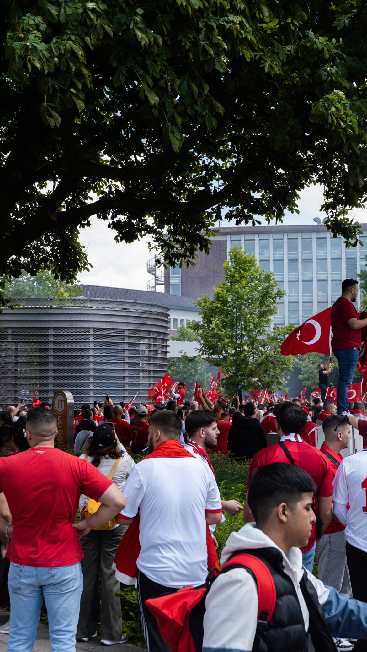 Türkische Fans sammeln sich zum Fanmarsch