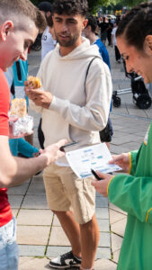 Eine Volunteer erklärt den Weg zum Stadion