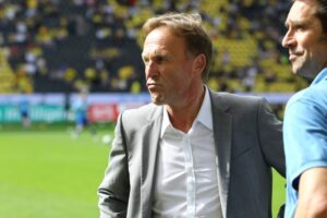 DFL-Präsidiumssprecher Hans-Joachim-Watzke steht mit mürrischer Miene im Signal Iduna Park.