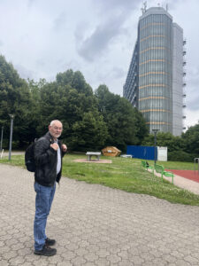 Ralf Kaufmann vor dem Mathetower der TU Dortmund