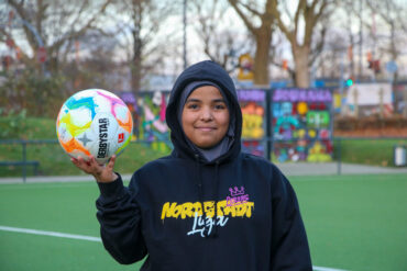 Mädchen aus der Nordstadtliga hält Fußball in der Hand