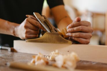 Holz wird bearbeitet