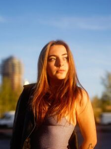 Rosalie im Portrait, sie schaut in die Ferne