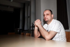 Mann sitzt an Tisch