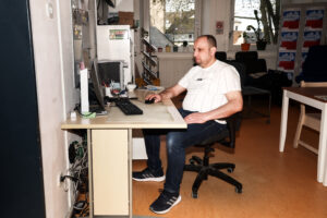 Mann arbeitet an Computer