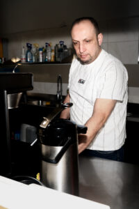 Mann bedient Kaffeekocher