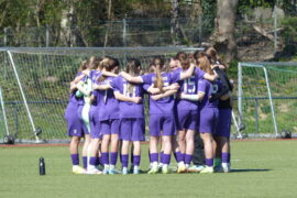 Spielerinnen der U17 der SGS Essen stehen vor einem Fußballspiel in der Regionalliga West in einem Spielerkreis.