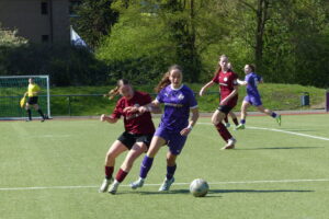 Emilia Watermeier, Spielerin der U17 der SGS Essen im Zweikampf gegen eine Spielerin des ESV Olympia Köln.