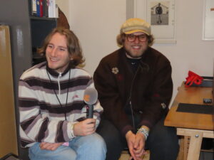 Maël & Jonas sitzen nebeneinander in einem kleinen Abstellraum im Interview für KURT.