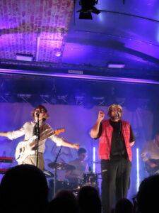 Maël & Jonas stehen zusammen auf der Bühne des Clubbahnhof Köln Ehrenfeld auf ihrer Two Spoons Sugar Tour.