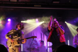 Maël & Jonas stehen zusammen auf der Bühne des Clubbahnhofs Köln Ehrenfeld.