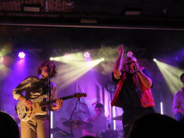 Maël & Jonas stehen zusammen auf der Bühne des Clubbahnhofs Köln Ehrenfeld.
