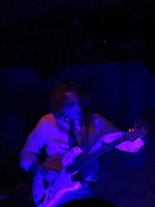 Jonas stimmt auf der Bühne seine Gitarre.