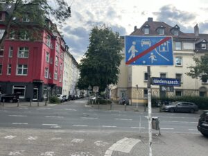 Das Bild zeigt ein 'Verkehrsberuhigter Bereich zu Ende' Schild, dahinter ist die Lindemannstraße zu sehen.