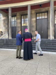Essen‘s Oberbürgermeister, der Bischof und Pfarrer Michael Dörnemann plaudern ein wenig vor der Kirche