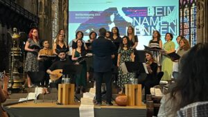 Der Frauenchor Dortmund steht in der Reinoldi-Kirche in Dortmund und singt.