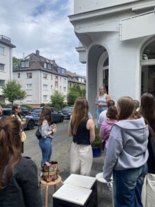 Gründerin des Girls Clubs Delia Romahn erzählt den Teilnehmerinnen, wie das Event abläuft.