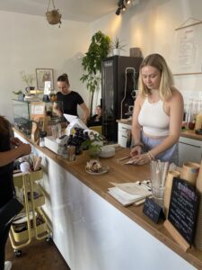Im Café treffen sich die Teilnehmerinnen des Girls Clubs auf einen Matcha.