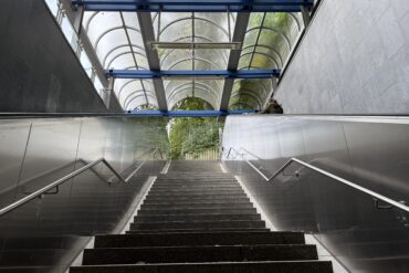 Eine lange Treppe hin zu einer U-Bahn-Station.