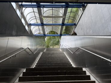 Eine lange Treppe hin zu einer U-Bahn-Station.