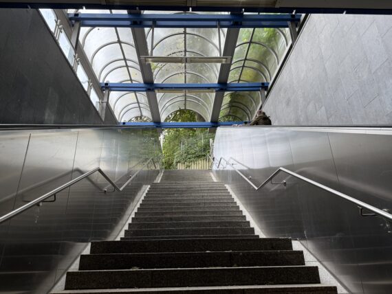 Eine lange Treppe hin zu einer U-Bahn-Station.