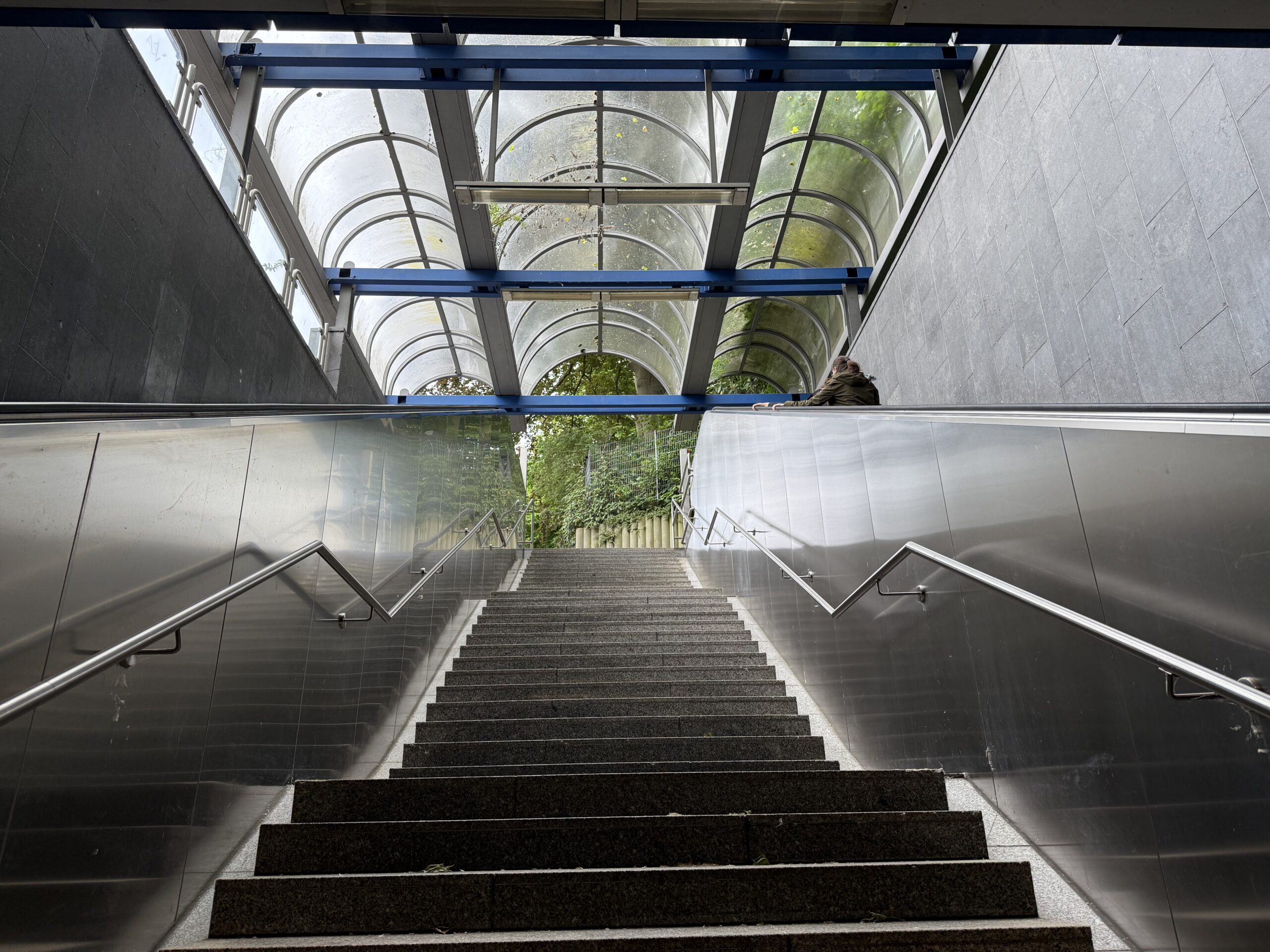 Eine lange Treppe hin zu einer U-Bahn-Station.
