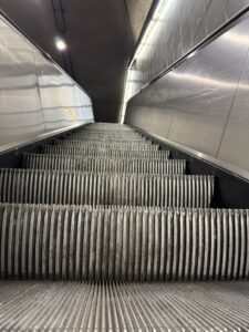 Fahrt auf einer Rolltreppe aus der Perspektive eines Nutzers.