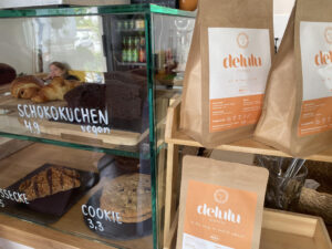 Bananenbrot, Cookies und Matcha im Café beim Girls Club
