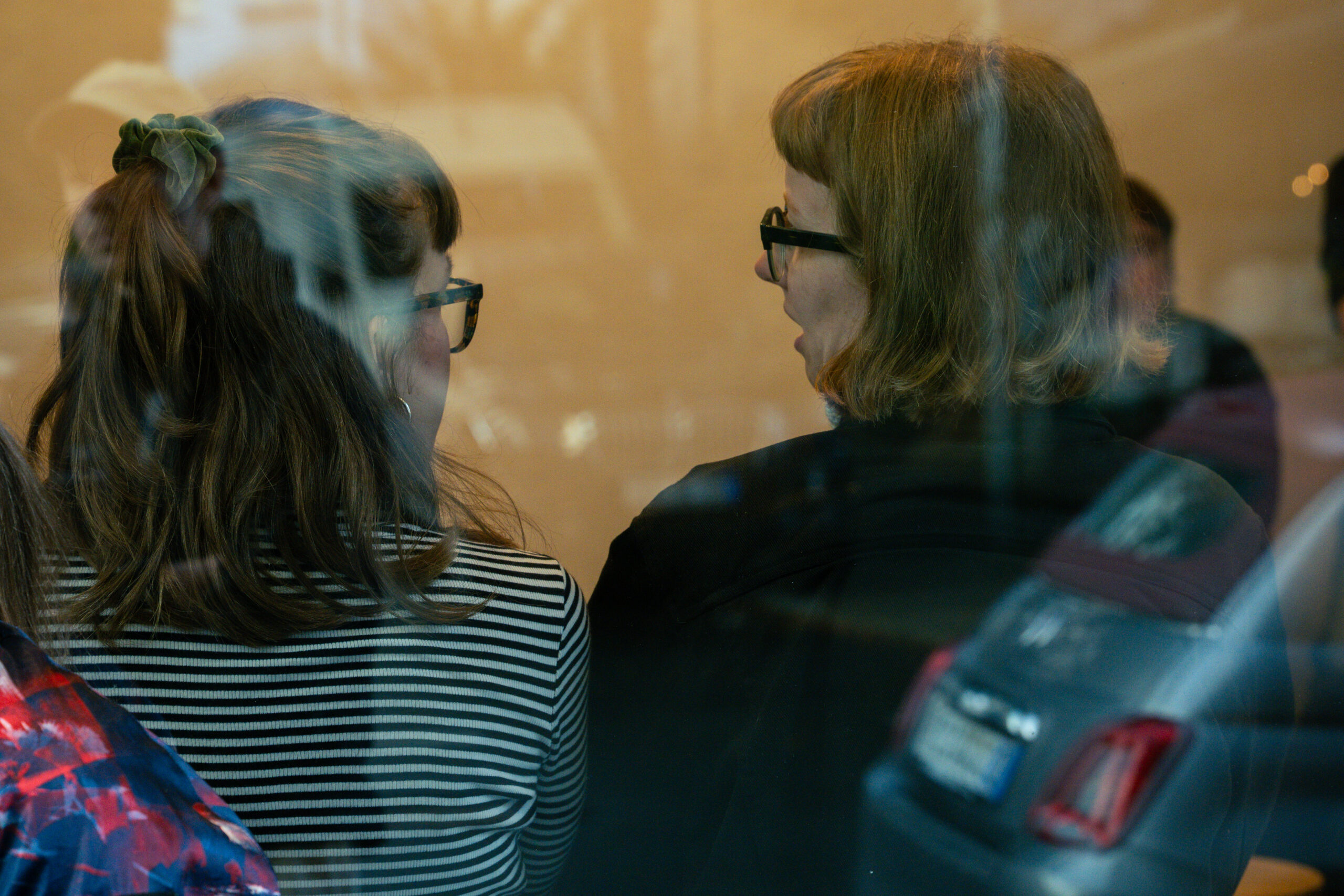 Beim Talk des Projekts "Kleine Komplexitäten" gibt es angeregte Gespräche.