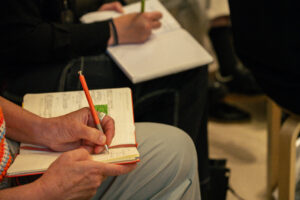 Beim Gespräch mit Anna-Lena von Hodenberg machen sich einiges Gäste auch Notizen.