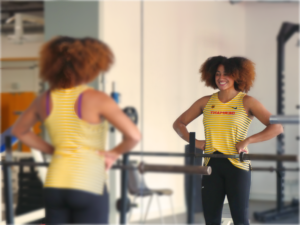 Joyce posiert vor einem Spiegel.