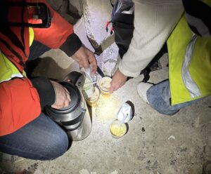 Jörg (links) und Claudia (rechts) geben warme Suppe anBedürftige im „Horrorhaus“ aus. Foto: Lea Szymanski