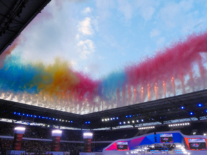 Bunte Farbwolken schießen über einem Stadion in den Himmel